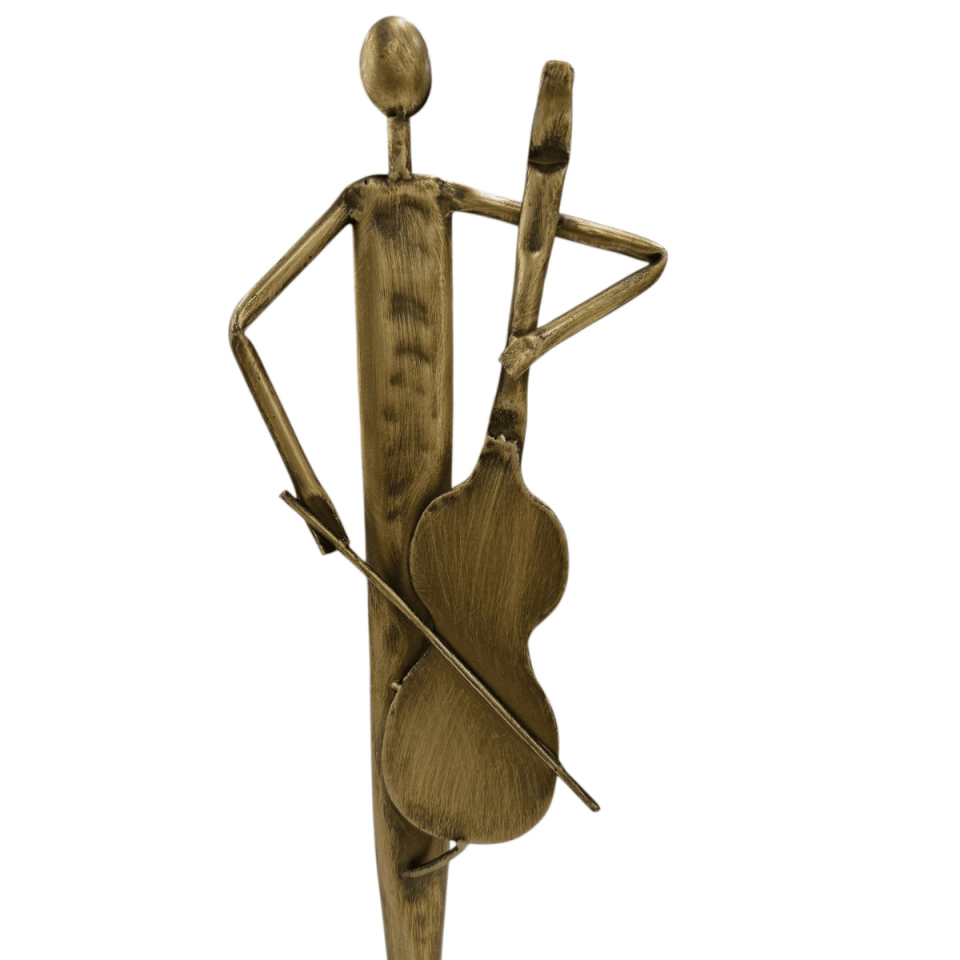 ÇELLO ÇALAN İNSAN